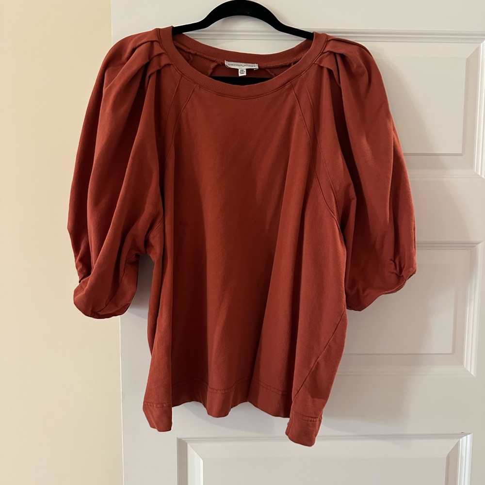 Gibson & Latimer Burnt Orange Puff Sleeve Top with Side Slits.